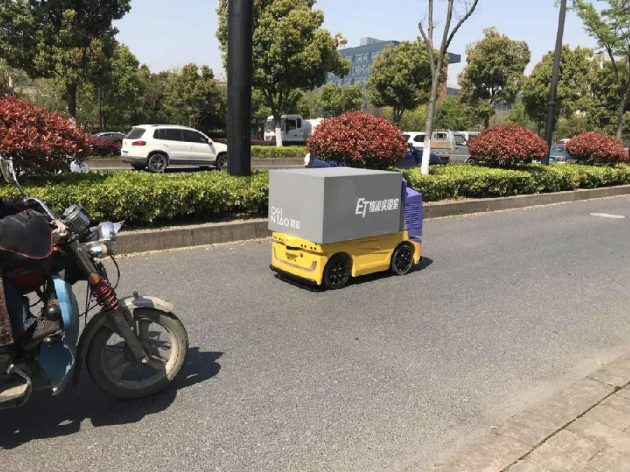 菜鸟末端配送机器人年内投入商用！下一步要研发卡车