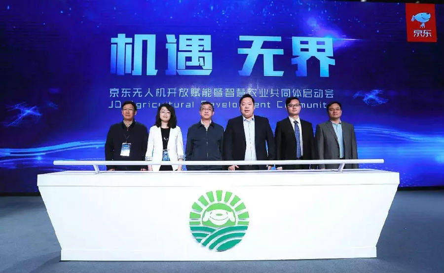 无人机打头阵，以后农民伯伯种地都这么玩了...