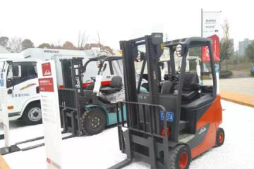 雪中一抹红•林德叉车亮相潍柴动力2020年商务大会