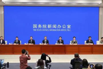 就地过年，如何确保群众出行方便有序和货运物流畅通？