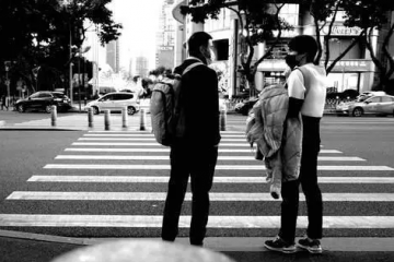 亲历国美裁员风暴：黄光裕归来18个月，从打鸡血到万人讨薪