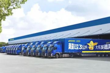 步履织就温暖网格，德邦小哥一肩挑起节日温暖“送达”。