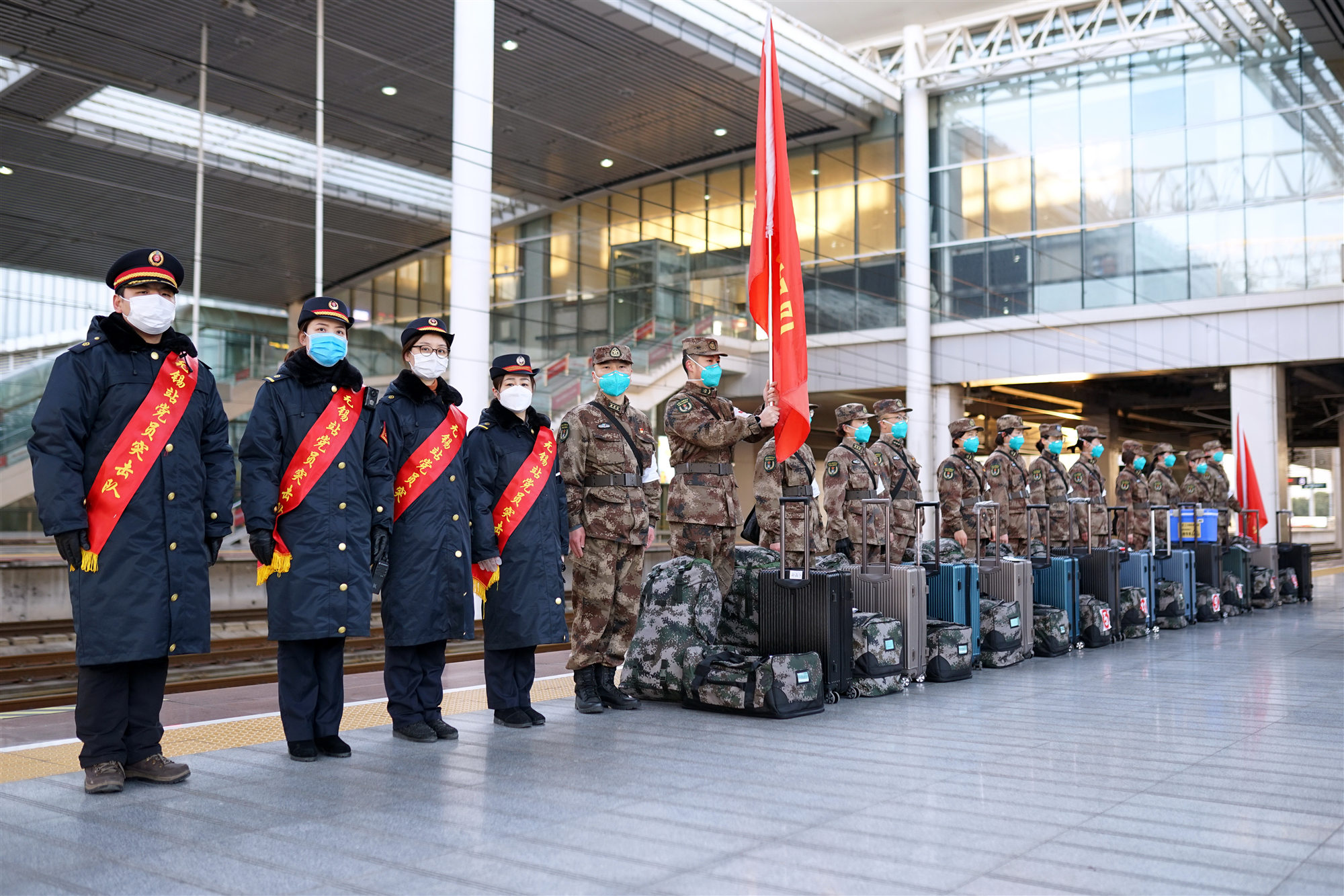 2月17日，驻锡某部队10余名医疗人员从无锡站出发，乘坐高铁列车驰援武汉。 顾乾/摄
